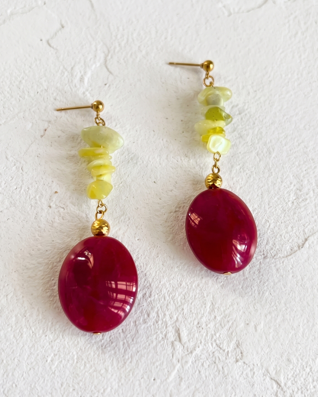 Pendientes largos verde lima y burdeos de invitada de boda de Hanalima, artesanales y ligeros, modelo Yara