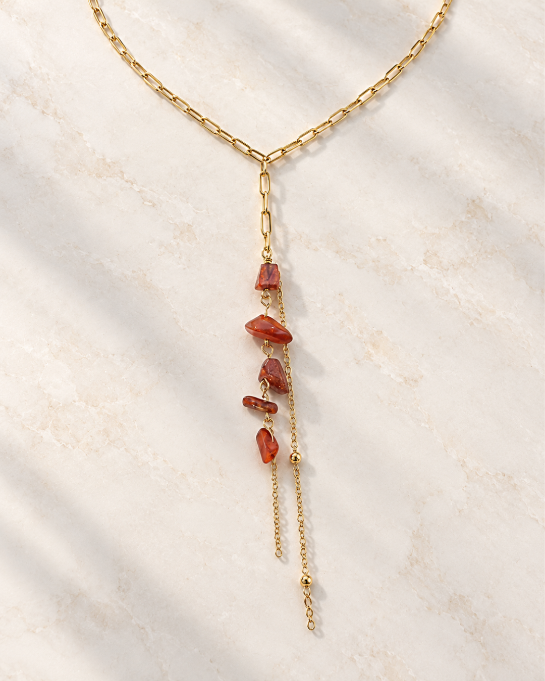 Collar Garance de Hanalima: lariat con piedras ámbar y coral toscas