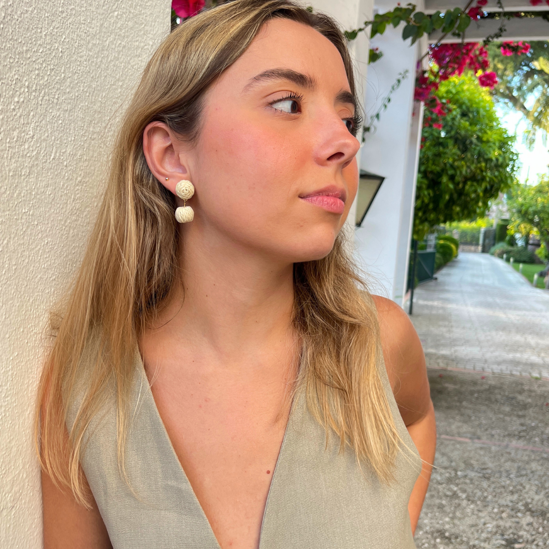 Pendientes Anna artesanales beige ligeros lucidos puestos elegantes