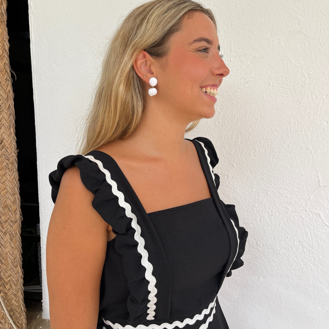 Pendientes Anna artesanales blancos
ligeros lucidos puestos