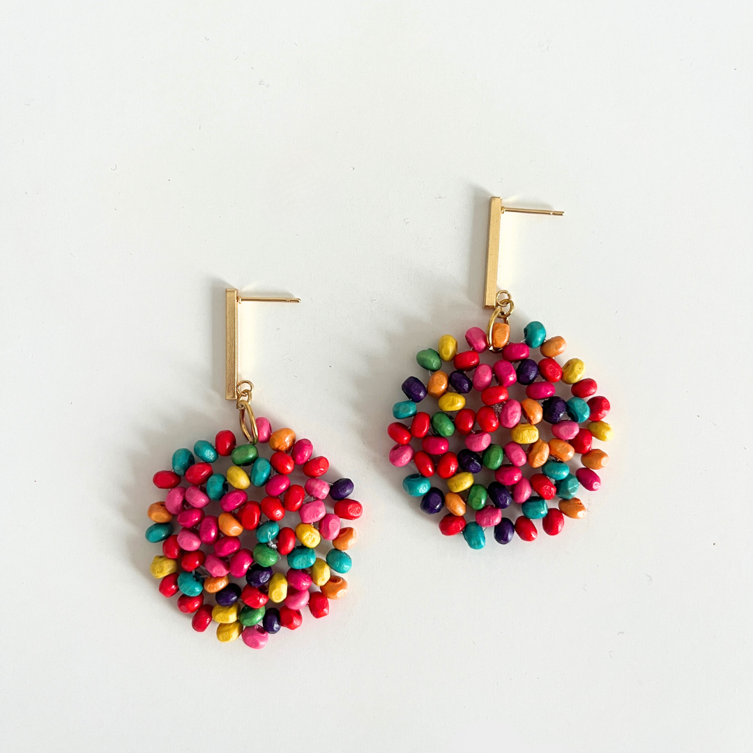 Detalle Pendientes Caelia Colores artesanos dorados acero inoxidable color