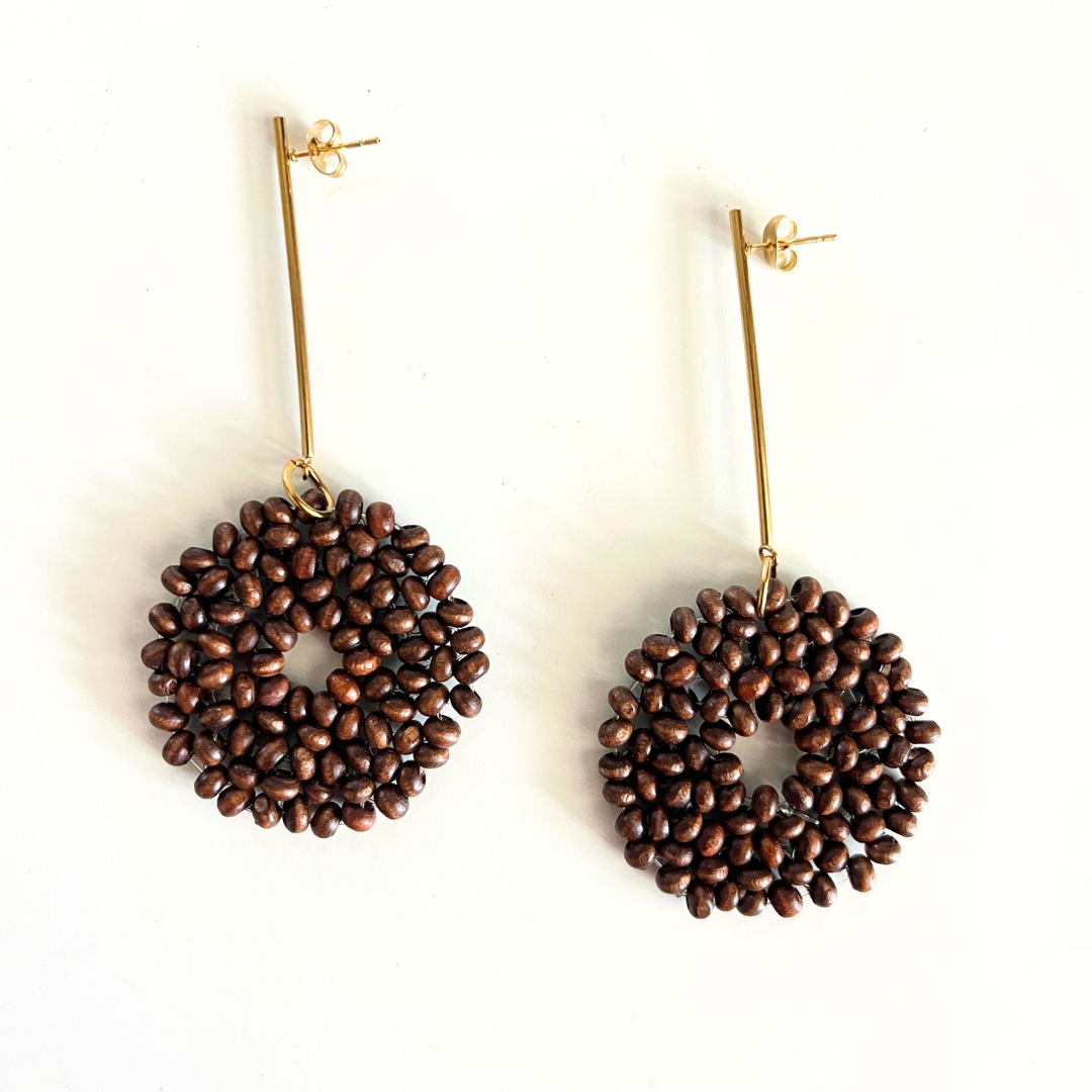 Pendientes Caelia Marrón artesanos grandes dorados color Pantone 2025 invitada boda Hanalima