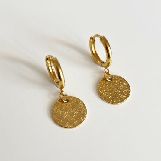 Pendientes Livia aro dorado medalla martele artesanales hecho a mano Espana Hanalima