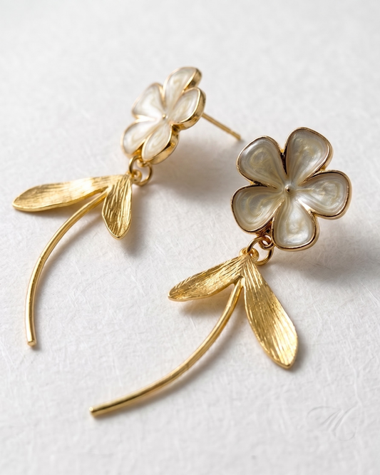 Pendientes Lena flor nacar blanca hojas doradas artesanales Hanalima