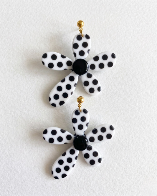 Pendientes Pinta lunares blanco negro arcilla polimerica artesanales Hanalima