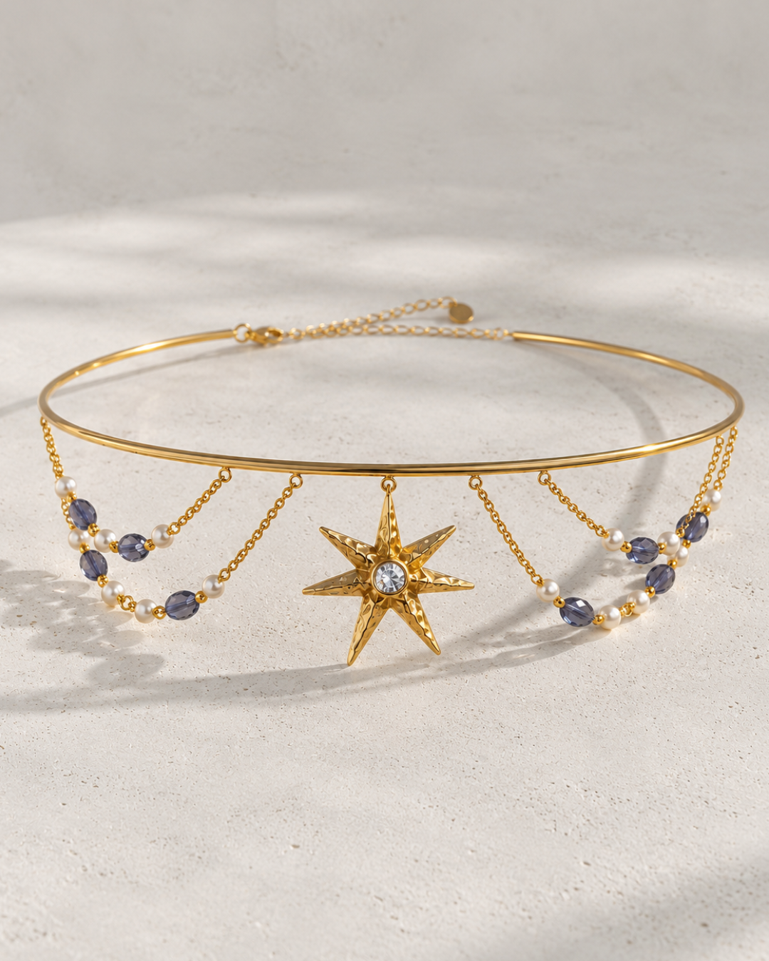 Choker Aurore de Hanalima: aro dorado con cadenas y estrella polar, vista editorial