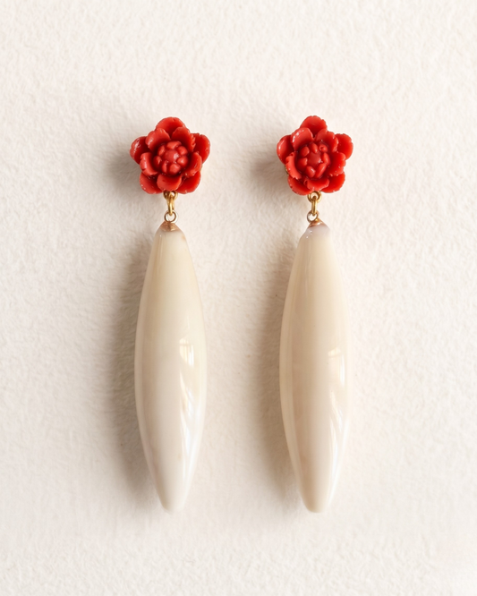 Pendientes Mara flor coral roja gota blanca marfil alargada artesanales Hanalima