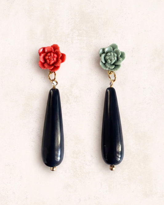 Pendientes Duo asimetricos flor roja gris gota onix negro artesanales Hanalima