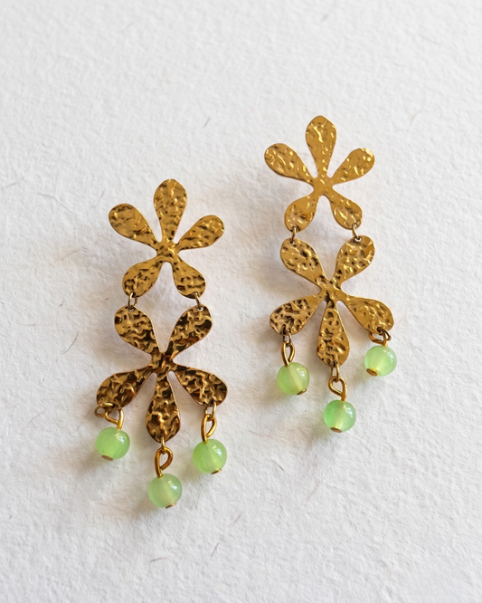 Pendientes Oria flores doradas cascada articuladas bolas jade verde artesanales Hanalima