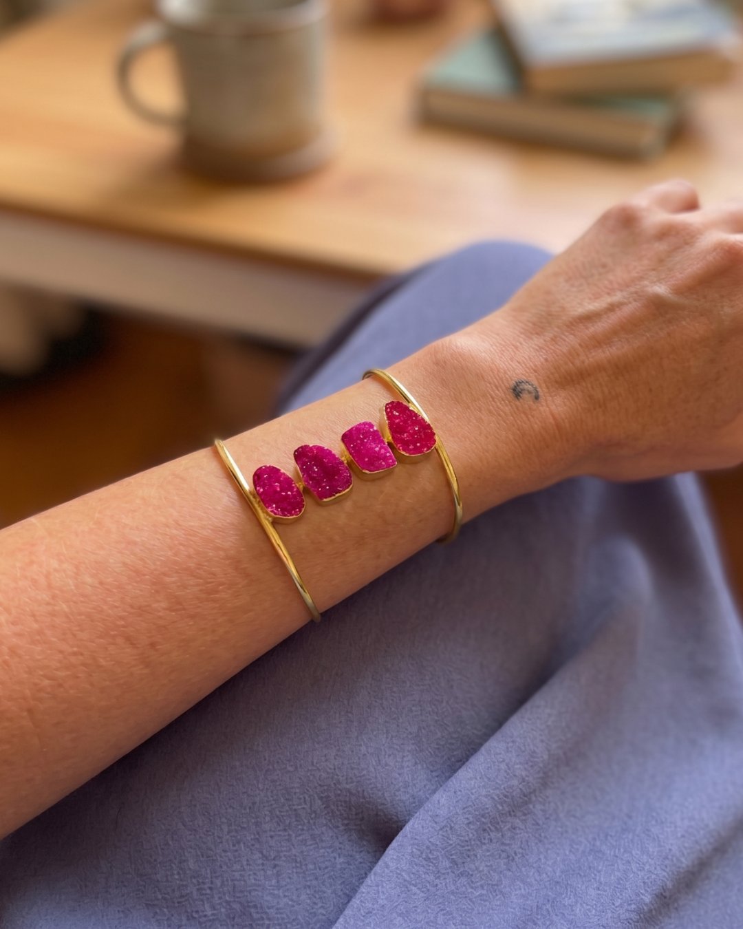 Brazalete Druzy Fucsia dorado piedras druzy artesanal hecho a mano Hanalima