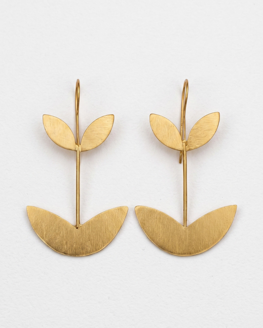 Pendientes Nura brote planta dorado minimalistas artesanales Hanalima