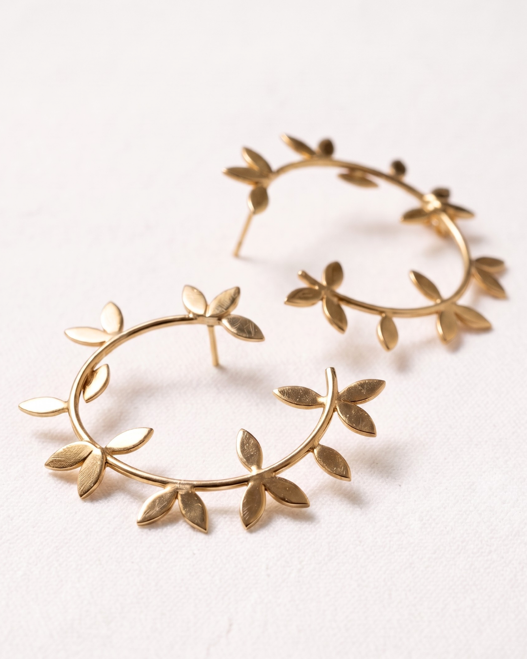 Pendientes Suna aro circular hojas doradas artesanales boda Hanalima