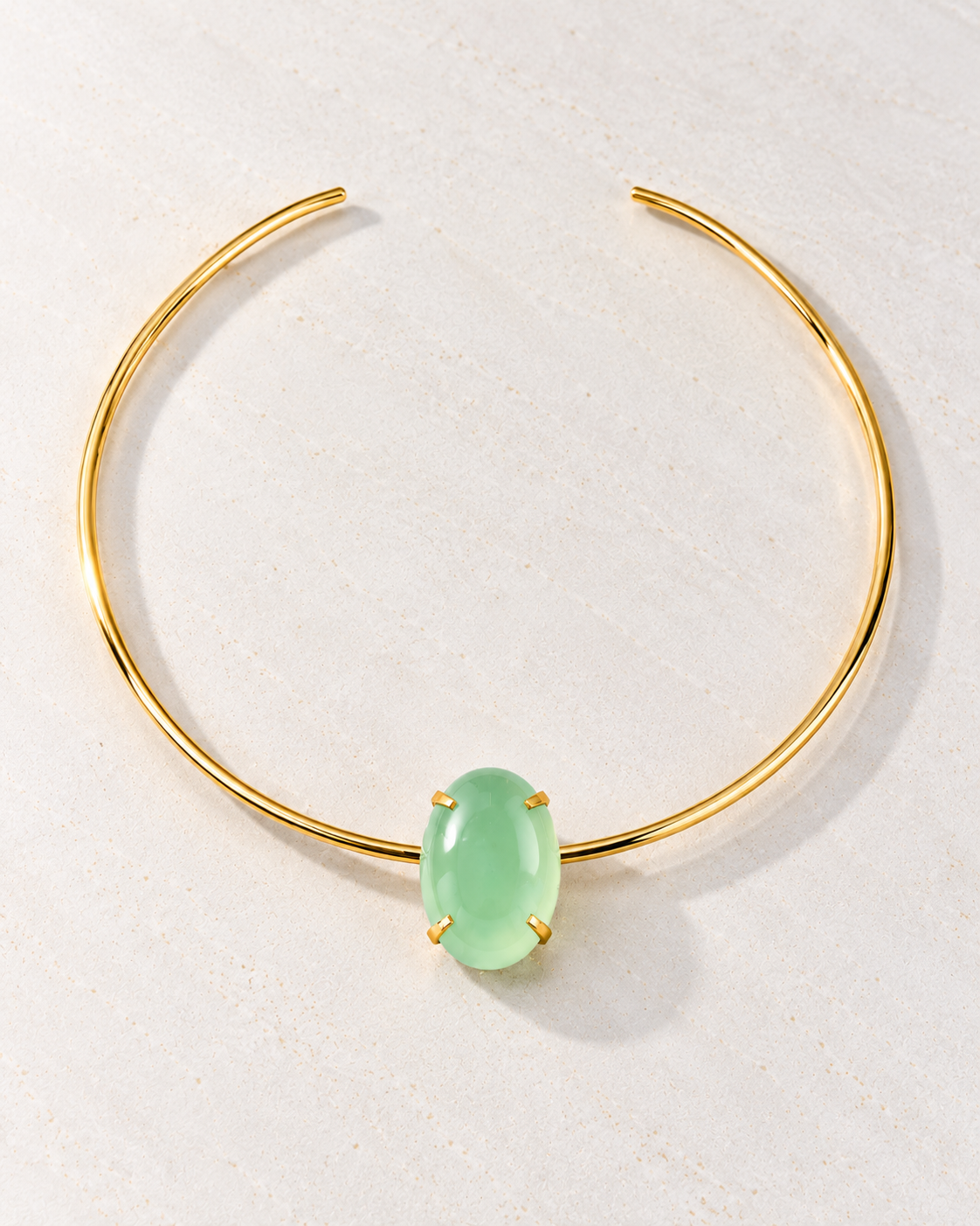 Collar Louise de Hanalima: rígido fino con piedra verde menta oval