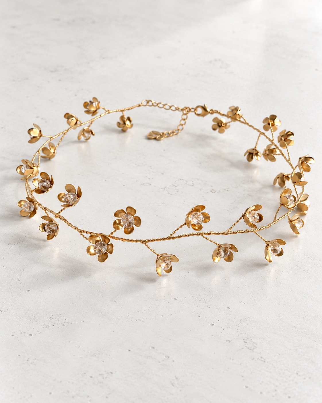 Choker Halo Dorado Mini de Hanalima: flores doradas pequeñas con cristales facetados, packshot