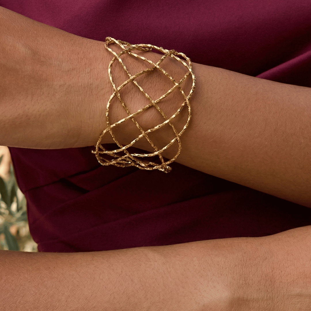 Brazalete Kira dorado entrelazado artesanal hecho a mano Espana Hanalima