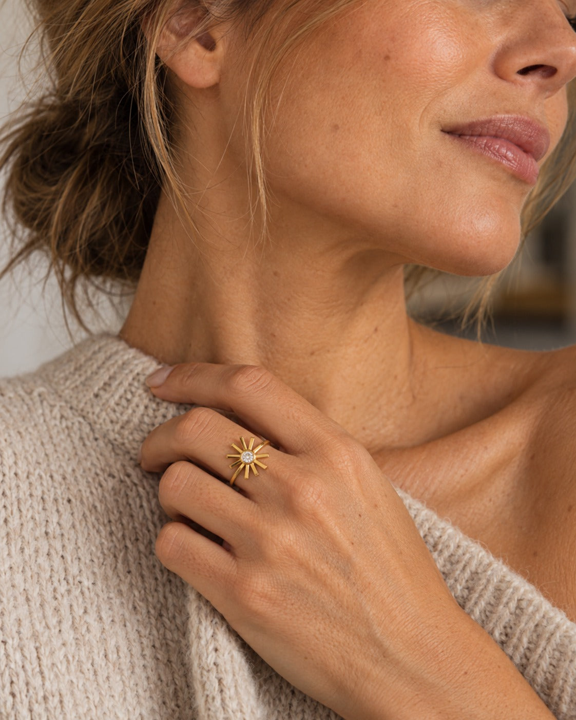 Anillo Astrid dorado con estrella de circonita puesto en mano de modelo