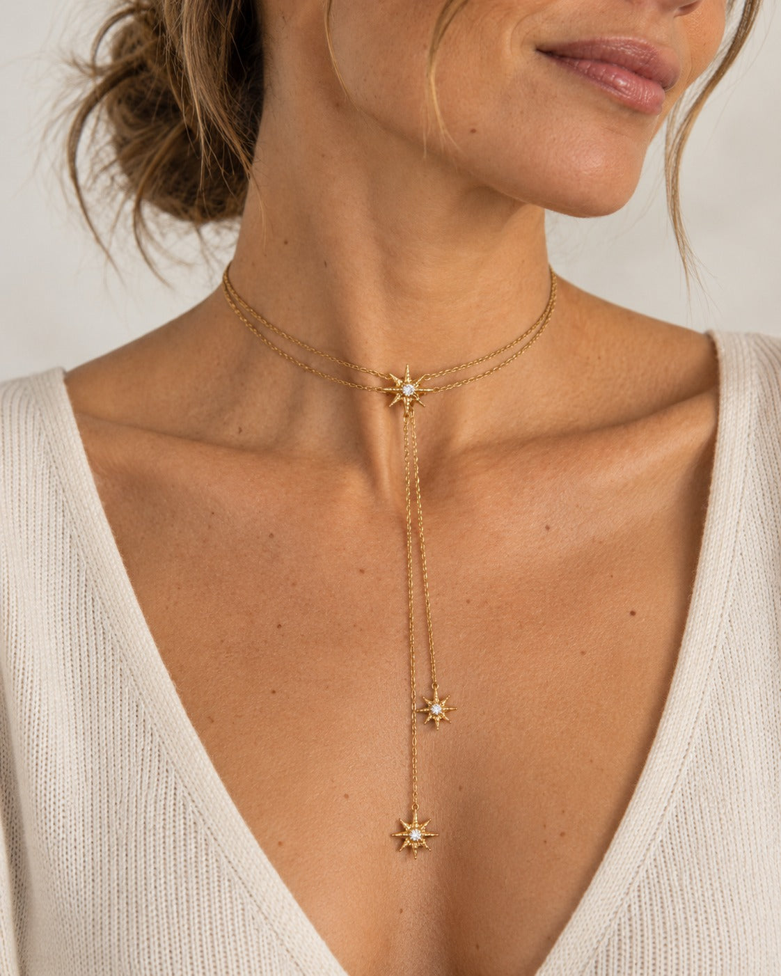 Collar Céleste lariat dorado puesto en modelo