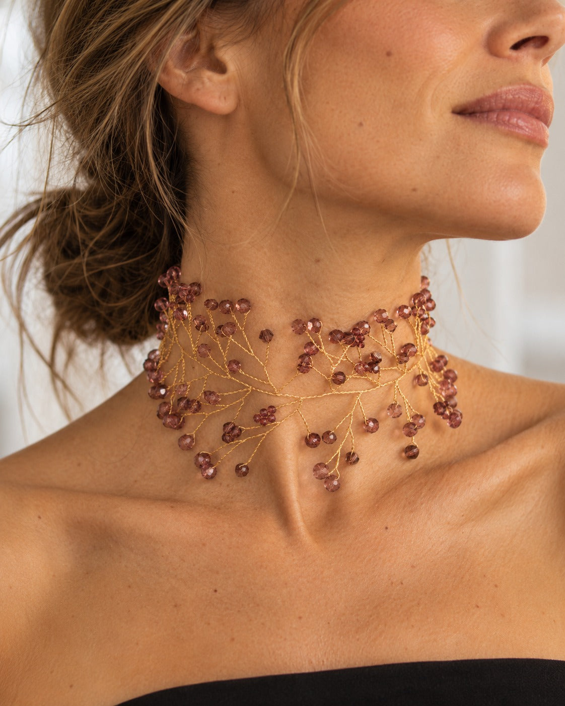 Choker Giselle de Hanalima: ramas de alambre dorado con cuentas facetadas granate