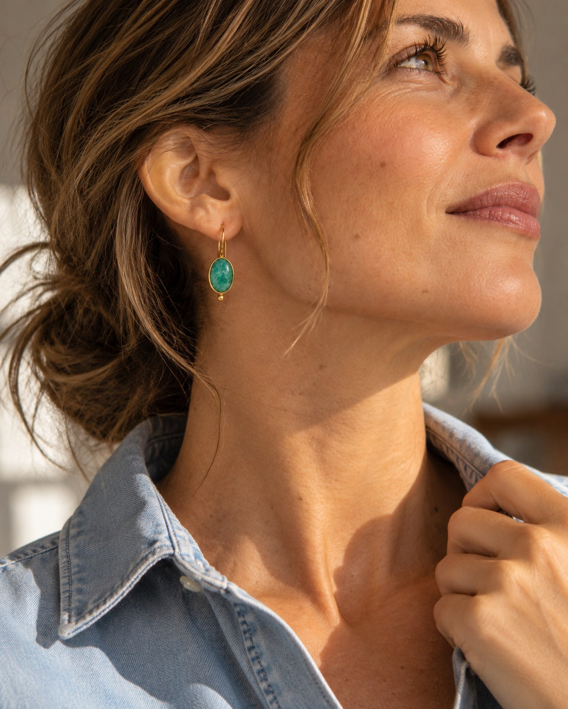 Pendientes Fiorella con piedra verde puestos en modelo