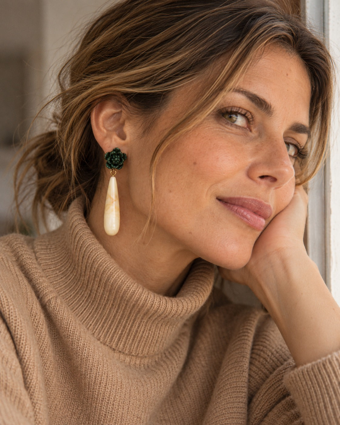 Pendientes Noémie verdes con lágrima marfil puestos en modelo
